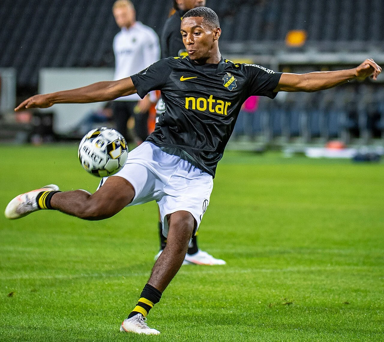 Paulos Abraham i AIK:s svarta matchtröja skjuter på volley under uppvärmningen 2020
