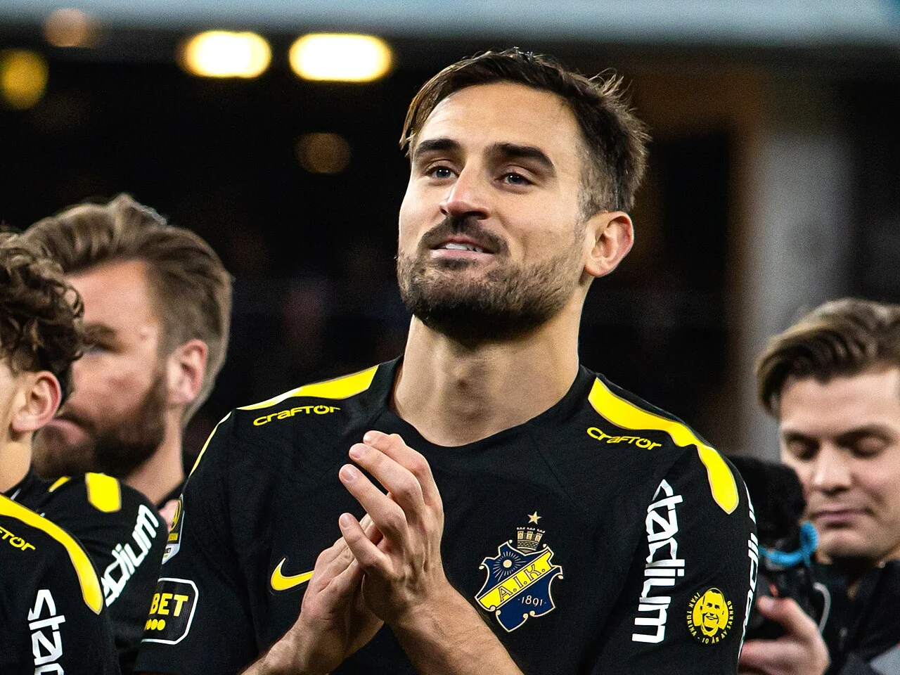 Sotirios Papagiannopoulos i AIK:s svarta matchtröja applåderar efter matchen mot IFK Göteborg i november 2023